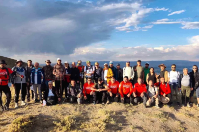 70 doğasever Nemrut Kalderası için 40 kilometre yürüdü
