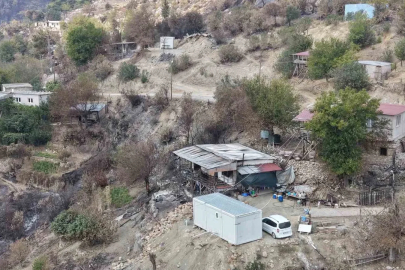 Kozan’daki orman yangınında evleri yanan ailelere konteyner desteği
