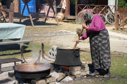 Kadınların kış mesaisi başladı: Elmalar kazanlarda pekmeze dönüşüyor
