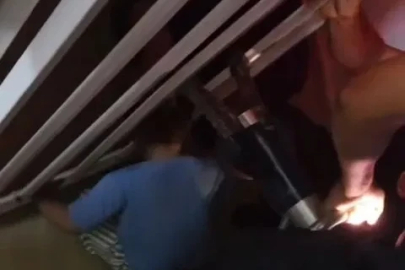 Korkuluklara sıkışan çocuğu itfaiye kurtardı
