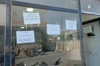 Motosiklet tamir ustası, tamirhanede yarış muhabbetini ve küfrü cama astığı yazıyla yasakladı

