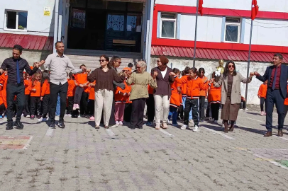 Posof’ta ilköğretim haftası davul zurnayla başladı: 49 köyün öğrencisi merkeze taşınıyor
