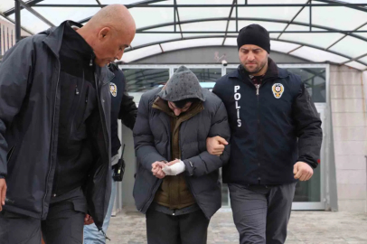 Üvey babasını bıçaklayarak öldüren sanık hakim karşısında
