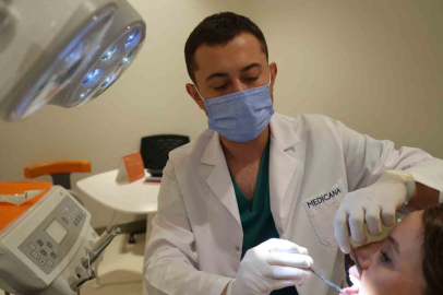 Çene kemiği erimesi implant tedavisine engel değil
