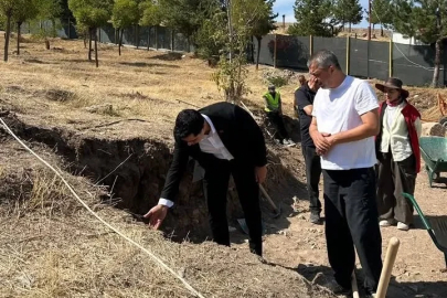 Kemah’ta Sultan Melik Türbesi’ndeki restorasyon çalışmaları incelendi
