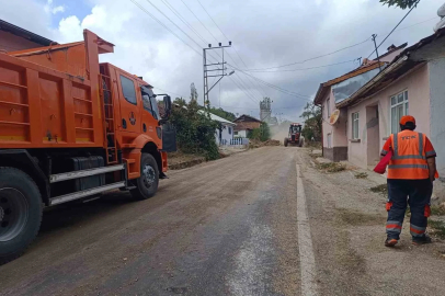 Dar olan köy yolu Karayolları ekiplerince genişletiliyor
