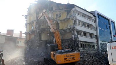 Depremde zarar gören bina ekiplerce yıklıldı