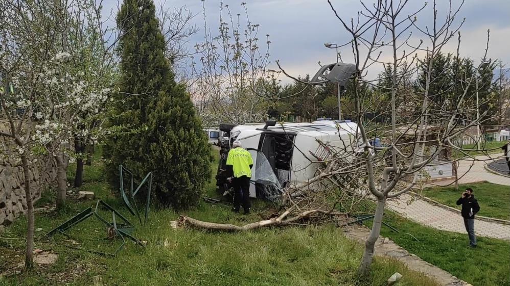 Bursa’da kontrolden çıkan araç parka uçtu