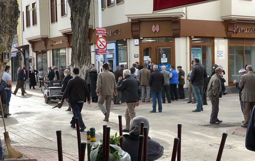 Bursa’da banka önündeki kalabalığı polis dağıttı