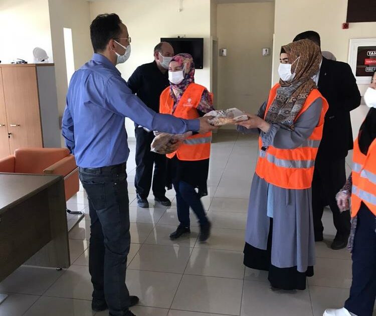 Bursa’da sağlık çalışanlarına iç ısıtan ikramlık