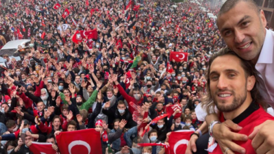 Fransa’da Türk bayraklarıyla şampiyonluk coşkusu