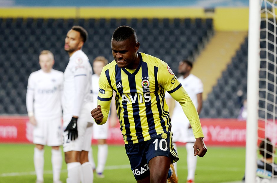 Fenerbahçe Samatta’ya talip bekliyor