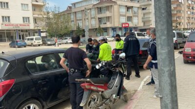 Bursa’da polisin üstüne motosiklet sürdü