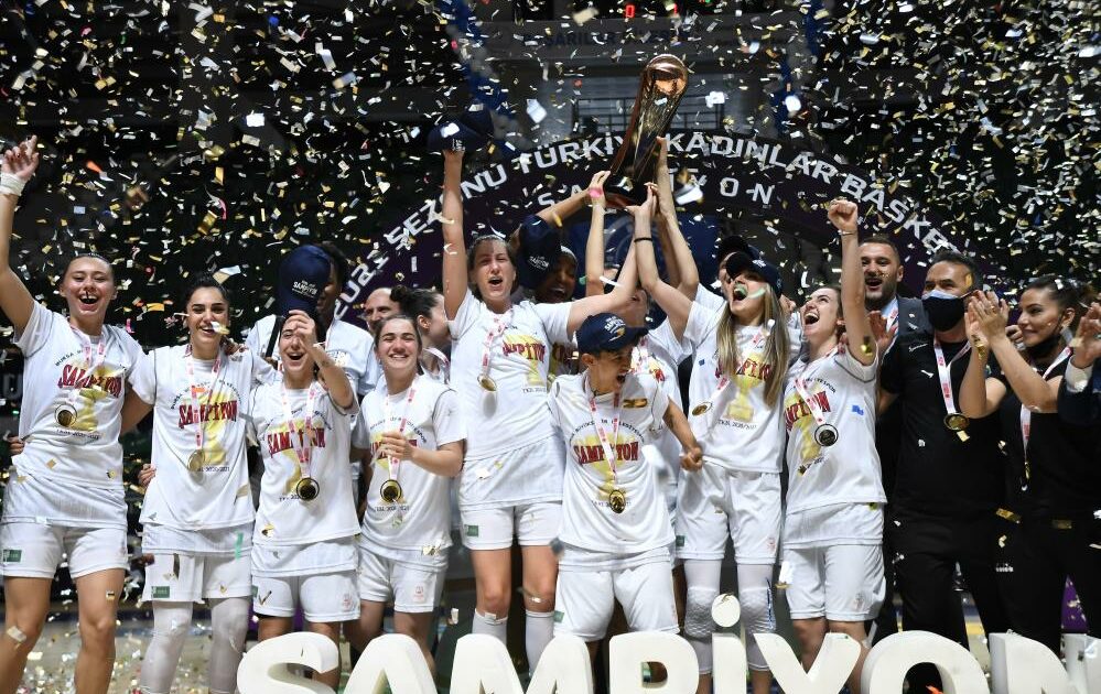 Bursa BŞB Kadın Basketbol Takımı kupasını aldı