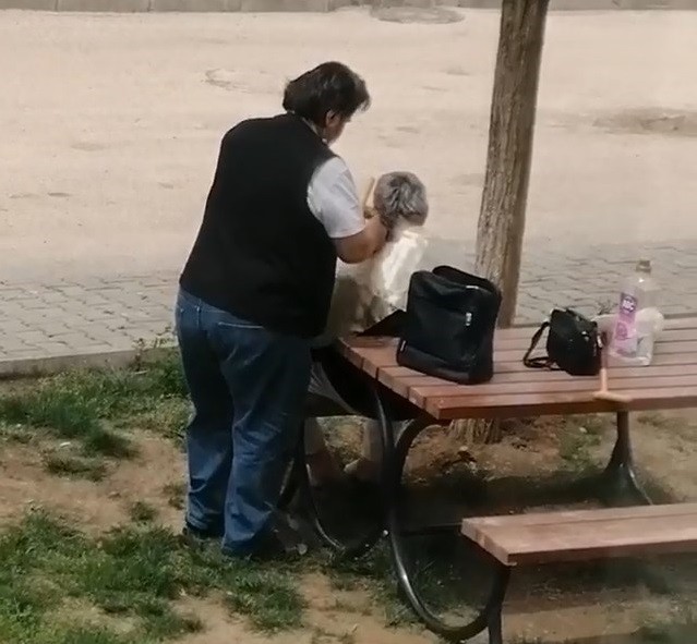 Bursa’da sokak ortasında saç traşı