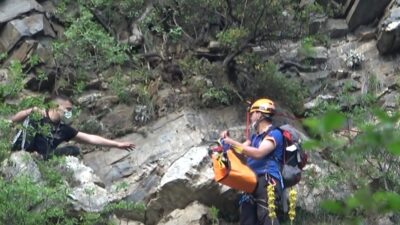 Bursa’da polisten kaçmak için tırmandığı kayalıkta mahsur kaldı