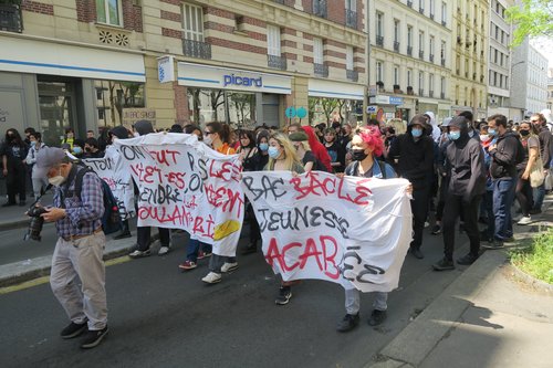 Paris’te çevreciler Macron’u protesto etti