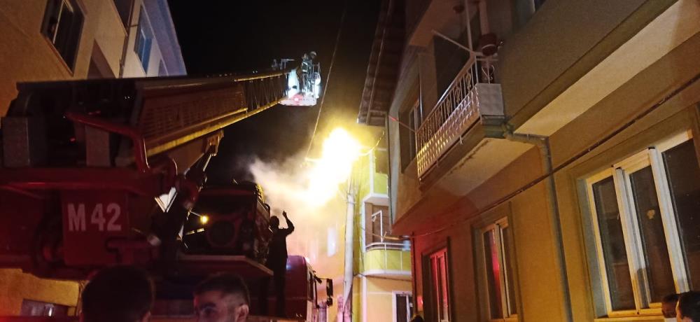 Bursa’da korkutan yangın! 2 kişi dumandan zehirlendi…