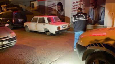 Bursa’da şok hırsızlık! Park halindeki aracın tekerleğini söktü…