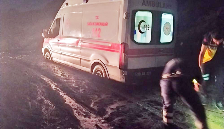 Yüksekova-Van karayolunda heyelan: Çok sayıda araç mahsur kaldı