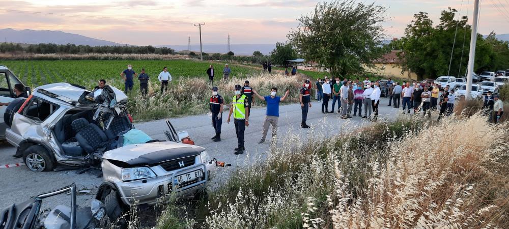 Beton elektrik direğini 3’e bölen cip 2’ye ayrıldı: 2 ölü