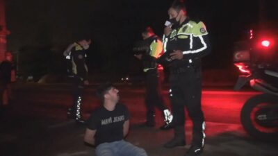 Bursa’da alkollü sürücü, aracını polisin üzerine sürdü