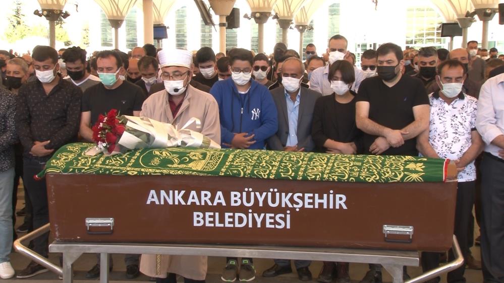 Ünlü sanatçı Oğuz Yılmaz toprağa verildi Ünlü sanatçı Oğuz Yılmaz toprağa verildi