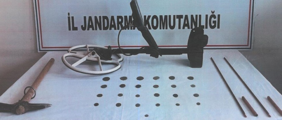 Elindeki sikkeleri satmak isterken jandarmaya yakalandı! Elindeki sikkeleri satmak isterken jandarmaya yakalandı!