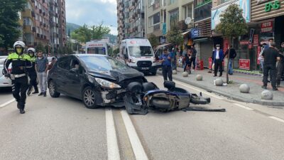 Bursa’da otomobil ile çarpışan kurye ağır yaralandı