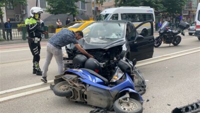 Bursa’da otomobile ile çarpışan kurye ağır yaralandı