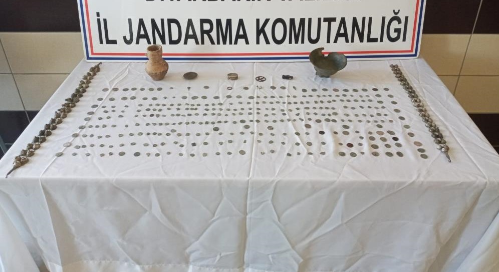 328 eseri 65 bin dolara satacaklardı! Jandarmadan ‘tarihi’ operasyon… 328 eseri 65 bin dolara satacaklardı! Jandarmadan ‘tarihi’ operasyon…
