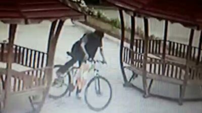 Cami avlusundan bisiklet çalan hırsız kameraya yakalandı