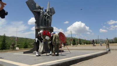 Bingöl’de 28 yıl önce haince şehit edilen 33 asker törenle anıldı