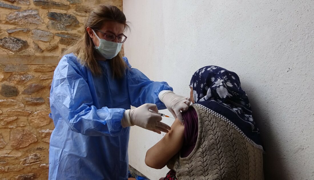 Bursa’da aşıdan korkan 76 yaşındaki kadını ekipler ikna etti