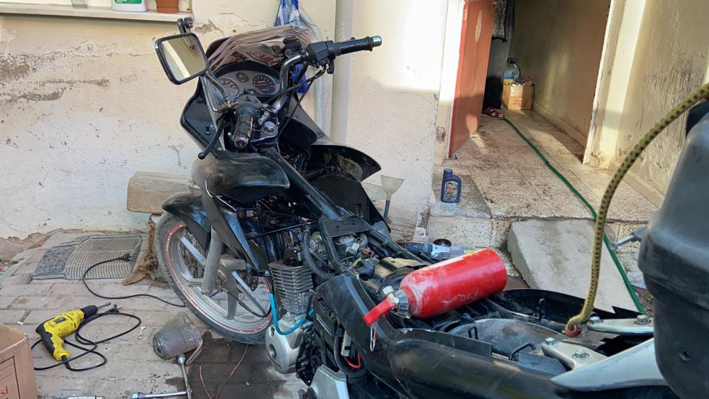 Bursa’da tamir etmeye çalıştığı motosiklet yandı Bursa’da tamir etmeye çalıştığı motosiklet yandı