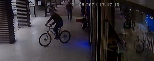 Bursa’da bisiklet hırsızı güvenlik kamerasına takıldı Bursa’da bisiklet hırsızı güvenlik kamerasına takıldı