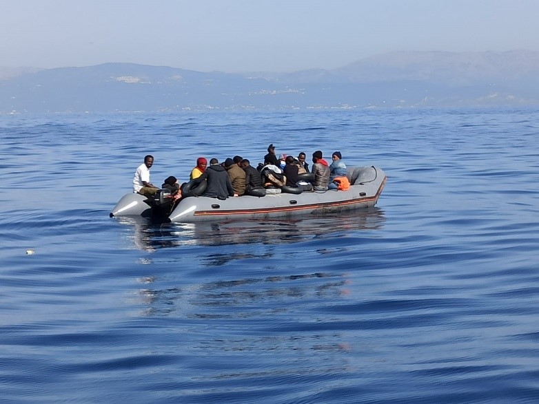 İzmir açıklarında 24 düzensiz göçmen kurtarıldı