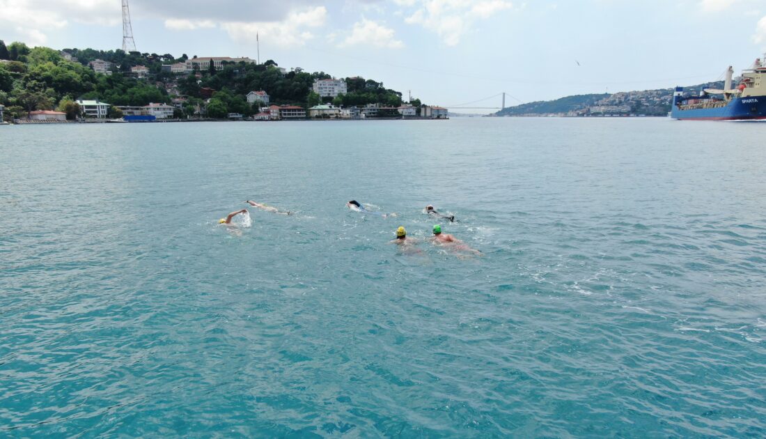 İstanbul Boğazı’nı yüzerek geçtiler