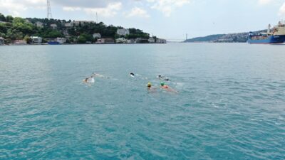 İstanbul Boğazı’nı yüzerek geçtiler