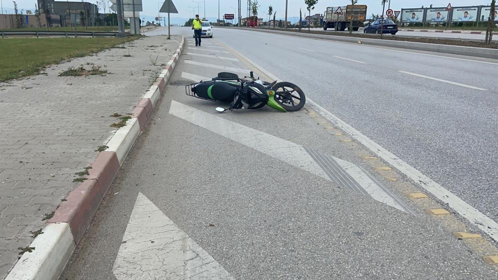 Motosiklet devrilerek sürüklendi; anne ve oğlu ağır yaralandı