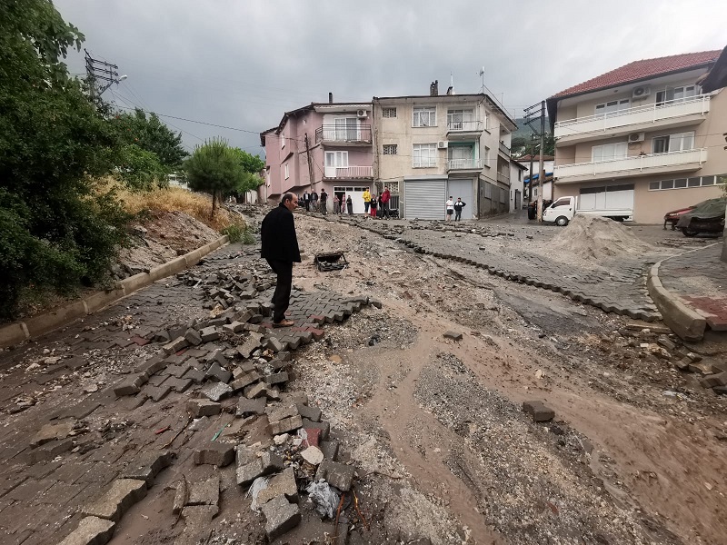 Manisa’da sel felaketi: 17 ev hasar gördü