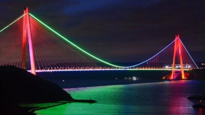 İstanbul’un köprüleri Azerbaycan bayrağının renkleriyle ışıklandı