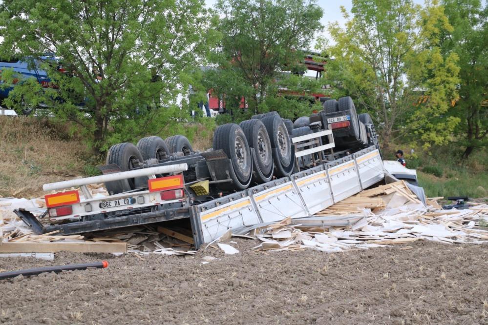 Mermer yüklü TIR devrildi, baba öldü oğlu ağır yaralandı