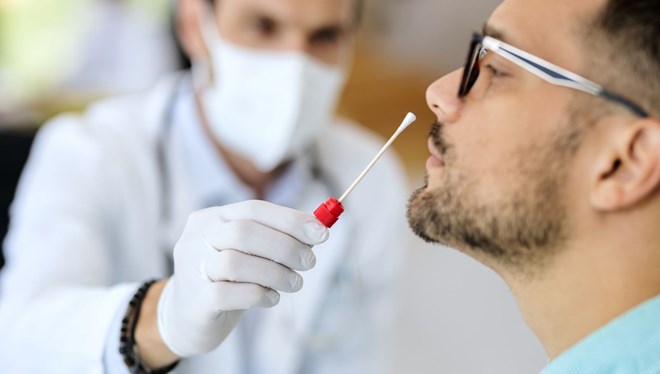 Covid-19 test çubuklarını yıkayıp tekrar satmışlar!