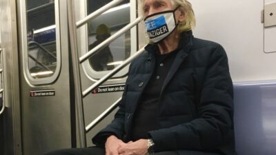 Ünlü oyuncu metroda uyuya kaldı