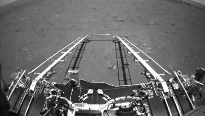 Çin’in uzay aracı Zhurong, Mars’tan ilk fotoğrafları gönderdi