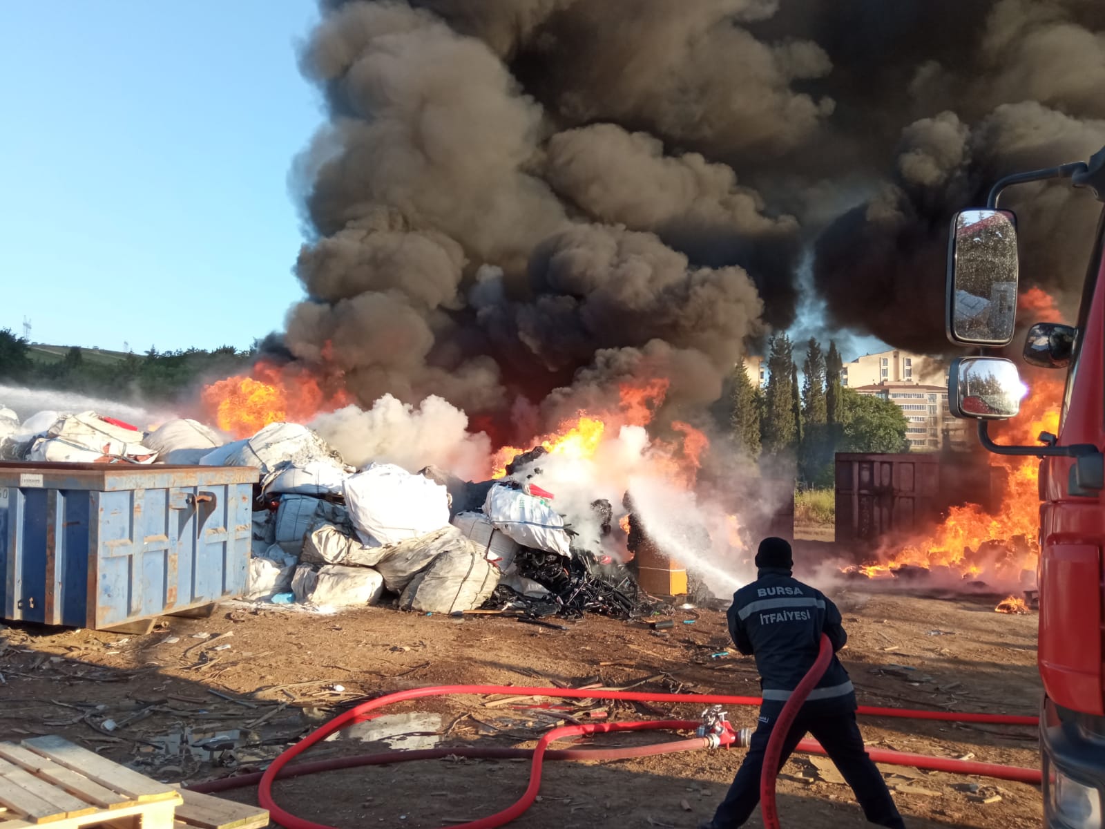 Bursa’da geri dönüşüm tesisinde korkutan yangın