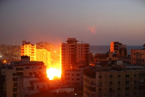 İsrail Gazze’de 13 katlı binayı vurdu İsrail Gazze’de 13 katlı binayı vurdu