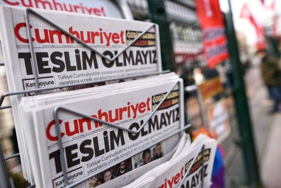 Cumhuriyet’te kriz: Yazılarına son verdiler!