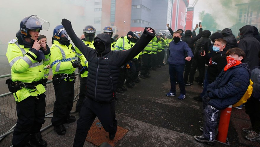 Manchester United taraftarları, ertelenen maçın tekrarında protestolarını sürdürdü